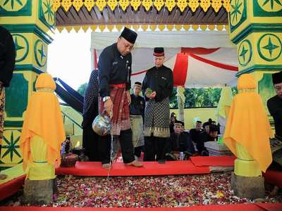  Dalam Rangka HUT Tanjung Pinang, Lis-Syahrul Berziarah Ungkapkan Rasa Syukur